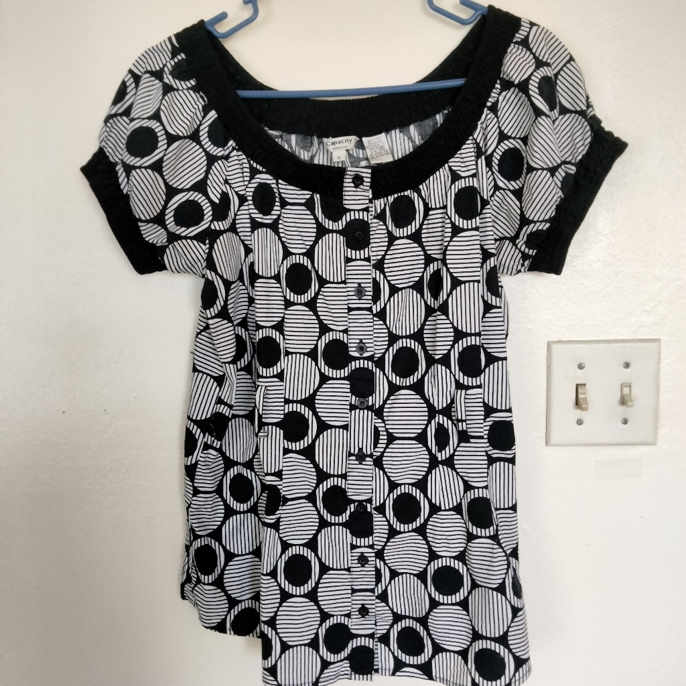 Capacity Unlimited Sz. M Tunic Top Black & White